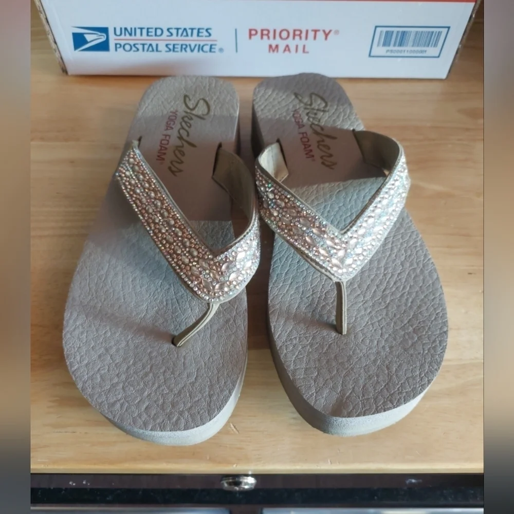 Skechers Cali Yoga Foam Rhinestone Wedge Flip Flops Sandals 9 - Picture 2 of 5